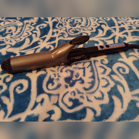 Infiniti Pro by Conair 1 1/2 in Curling Iron. Black and Silver. - Picture 1 of 3